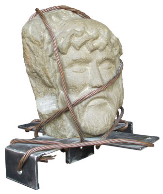testa di cristo legata con un cavo su una croce